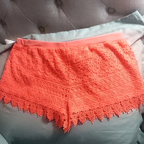 H&M Divided Crochet lace Scalloped Mid Rise Shorts Sz M - Picture 7 of 8